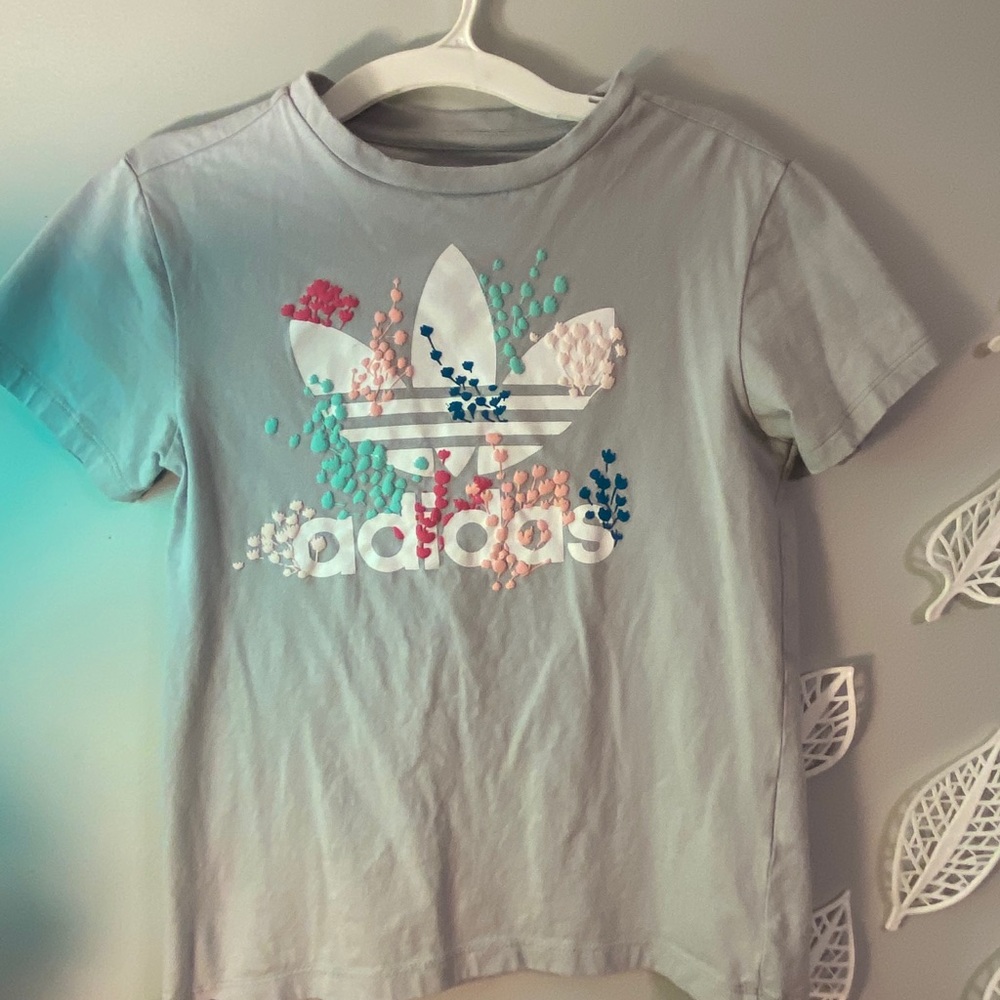 Grey floral adidas tee cropped